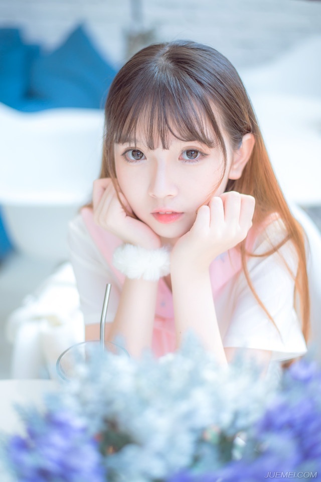 不过弩箭的威力也只能至此了，浑身杀气的荆州军汹涌的从木兽的掩护下涌出来，顶着箭雨和不断飞溅的鲜血，一鼓作气冲到城下，已经残破的攻城梯在随着一名名将士不断攀援而上，不断发出低沉的哀鸣，仿佛随时可能断裂一般，数十丈宽的城关便是战线的全部，无数荆州将士汹涌而上，带着浓稠的血腥气息冲上了城关，与城头的胡人兵马厮杀在一起。